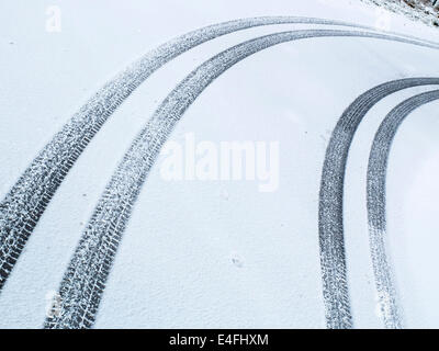 Pneumatico auto tracce nella neve Foto Stock
