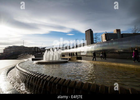 Sheffield covone Square e il bordo di taglio acqua includono South Yorkshire Inghilterra Foto Stock