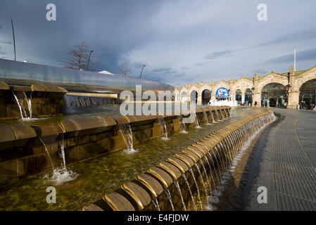 Sheffield covone Square e il bordo di taglio acqua includono South Yorkshire Inghilterra Foto Stock