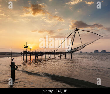 Kochi fishnets cinese sul tramonto. Fort Kochin, Kochi, Kerala, India Foto Stock