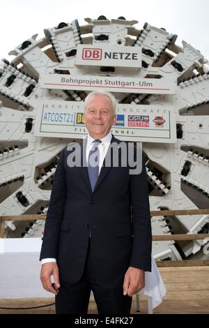 Stuttgart, Germania. 10 Luglio, 2014. CEO di Deutsche Bahn Ruediger Grube sorge attorno al tunnel macchina perforatrice S-738 per l inaugurazione dell'Fildertunnel a Stoccarda, Germania, 10 luglio 2014. Il 9.5 chilometro Fildertunnel si connette a Stoccarda Stazione Centrale. Foto: SEBASTIAN KAHNERT/dpa/Alamy Live News Foto Stock