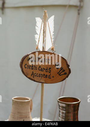 Cartello che diceva "tutte le principali carte di credito sono accettate' a Colchester Festival medievale, Giugno 2014 Foto Stock
