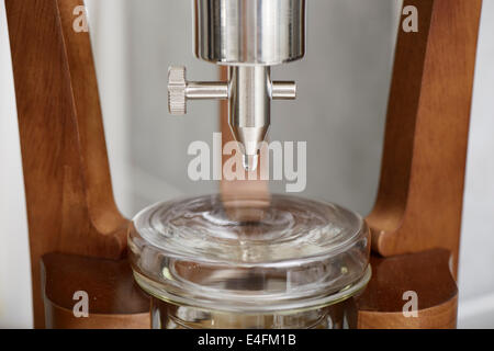 Goccia di acqua della valvola di controllo del dutch caffettiera Foto Stock