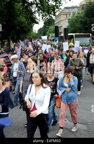 Brighton, Sussex, Regno Unito. 10 Luglio, 2014. Migliaia di colpire i lavoratori del settore pubblico marzo a Brighton e Hove oggi in segno di protesta contro il governo taglia gli scioperi si stanno svolgendo in tutto il Regno Unito in una serie di controversie con il governo per pagare le pensioni e tagli, con più di un milione di lavoratori del settore pubblico dovrebbe unire l'azione. I vigili del fuoco, bibliotecari e il personale del consiglio sono tra quelli che hanno preso parte a partire da diversi sindacati, con manifestazioni che avvengono in tutto il Regno Unito. Credito: Simon Dack/Alamy Live News Foto Stock