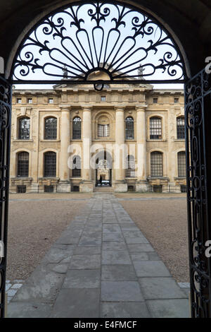 Regno Unito, Oxford, vista attraverso uno degli archi della biblioteca Bodleian verso il Clarendon Building. Foto Stock