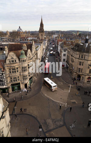 Regno Unito, Oxford, vista dalla cima della torre Carfax giù la strada alta. Foto Stock