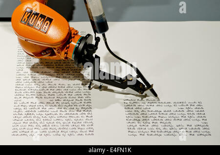 Berlino, Germania. 10 Luglio, 2014. Un robot scrive un rotolo di Torah presso il Museo Ebraico di Berlino, Germania, 10 luglio 2014. L'installazione 'bios [torah]' dal gruppo artista robotlab è sul display dal 10 luglio 2014 fino al 11 novembre 2015. Foto: DANIEL BOCKWOLDT/dpa/Alamy Live News Foto Stock