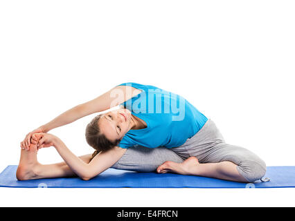 Yoga - giovane bella donna slanciata istruttore yoga facendo giravano testa a ginocchio (parivrtta janu sirsasana) asana esercizio Foto Stock