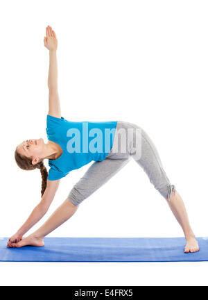 Yoga - giovane bella donna slanciata istruttore yoga facendo triangolo asana pongono (utthita trikonasana) in Ashtanga Vinyasa style Foto Stock