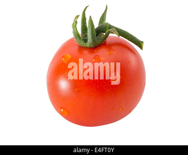 Pomodoro intero con gocce d'acqua su bianco Foto Stock