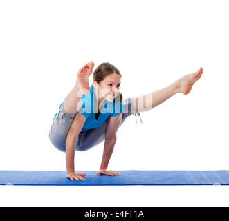 Yoga - giovane bella donna istruttore yoga facendo Firefly asana pongono (Titibasana) esercizio isolato su sfondo bianco Foto Stock