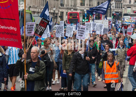 Londra, Regno Unito. 10 Luglio, 2014. Migliaia di colpire gli insegnanti, operatori governativi e i vigili del fuoco hanno marciato attraverso Londra in segno di protesta contro i tagli e le condizioni di lavoro. Credito: Paolo Davey/Alamy Live News Foto Stock