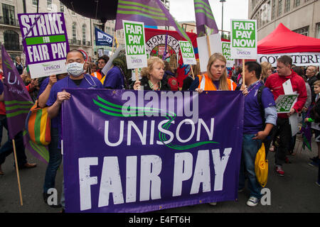 Londra, Regno Unito. 10 Luglio, 2014. Unison manifestanti domanda equa retribuzione come migliaia di colpire gli insegnanti, operatori governativi e vigili del fuoco marzo a Londra per protestare contro i tagli e le condizioni di lavoro. Credito: Paolo Davey/Alamy Live News Foto Stock