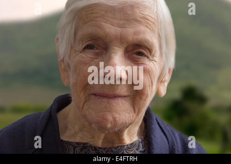 Ritratto di un sorridente nonna in campagna. testa e spalle Foto Stock