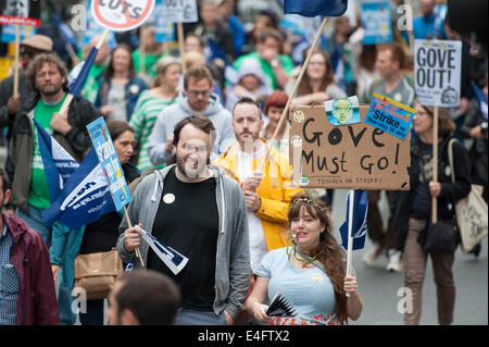 Regent Street, Londra, Regno Unito. Il 10 luglio 2014. Migliaia di lavoratori del settore pubblico in marzo da Regent Street a Trafalgar Square a prendere parte a un sciopero nazionale. Si prevede che fino a un milione di lavoratori del settore pubblico attraverso il Regno Unito dovrà dimostrare più pagare si blocca, il calo del tenore di vita e delle pensioni. Credito: Lee Thomas/Alamy Live News Foto Stock