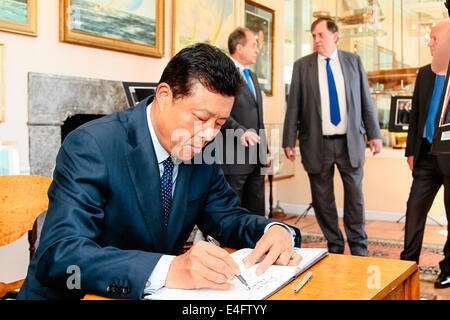 Salisbury, Wiltshire, Regno Unito. 10 Luglio, 2014. Ambasciatore cinese Liu Xiaoming Firma il libro degli ospiti sul suo arrivo a Arundells, casa dell ex primo ministro Rt Hon Sir Edward Heath. L'ambasciatore è stato a casa per aprire una mostra fotografica intitolata Edward Heath, un pioniere della Cina Modern-Age-UK amicizia Credito: John Rose Fotografia/Alamy Live News Foto Stock