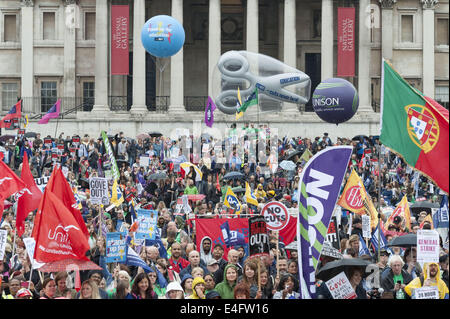 Londra, Regno Unito. 10 Luglio, 2014. Trafalgar Square, Londra, Regno Unito. Il 10 luglio 2014. Migliaia di lavoratori del settore pubblico in marzo da Regent Street a Trafalgar Square a prendere parte a un sciopero nazionale. Si prevede che fino a un milione di lavoratori del settore pubblico attraverso il Regno Unito dovrà dimostrare più pagare si blocca, il calo del tenore di vita e delle pensioni. Nella foto: migliaia di colpire i lavoratori del settore pubblico si radunano in Trafalgar Square. © Lee Thomas/ZUMA filo/Alamy Live News Foto Stock