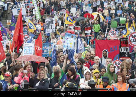 Londra, Regno Unito. 10 Luglio, 2014. Trafalgar Square, Londra, Regno Unito. Il 10 luglio 2014. Migliaia di lavoratori del settore pubblico in marzo da Regent Street a Trafalgar Square a prendere parte a un sciopero nazionale. Si prevede che fino a un milione di lavoratori del settore pubblico attraverso il Regno Unito dovrà dimostrare più pagare si blocca, il calo del tenore di vita e delle pensioni. Nella foto: migliaia di colpire i lavoratori del settore pubblico si radunano in Trafalgar Square. © Lee Thomas/ZUMA filo/Alamy Live News Foto Stock