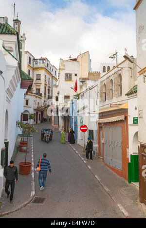 Tangeri, Marocco - MARZO 22, 2014: Street vista della vecchia Medina zona di Tangeri, Marocco. Le persone normali sono a piedi Foto Stock