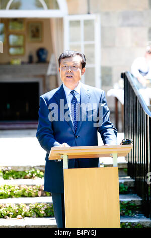 Salisbury, Wiltshire, Regno Unito. 10 Luglio, 2014. Ambasciatore cinese Liu Xiaoming parla di onorato gli ospiti come egli proclama la manifestazione aperta. L'ambasciatore era a Arundells, casa dell ex primo ministro Rt Hon Sir Edward Heath per aprire una mostra fotografica intitolata Edward Heath, un pioniere della Cina Modern-Age-UK l'amicizia. Credito: John Rose Fotografia/Alamy Live News Foto Stock