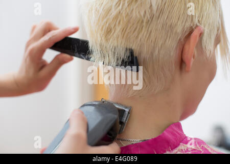 Giovane donna al parrucchiere Foto Stock