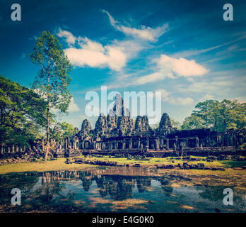 Vintage effetto retrò filtrata hipster stile immagine di viaggio del tempio Bayon, Angkor Thom, Cambogia Foto Stock