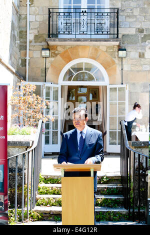 Salisbury, Wiltshire, Regno Unito. 10 Luglio, 2014. Ambasciatore cinese Liu Xiaoming parla di onorato gli ospiti come egli proclama la manifestazione aperta. L'ambasciatore era a Arundells, casa dell ex primo ministro Rt Hon Sir Edward Heath per aprire una mostra fotografica intitolata Edward Heath, un pioniere della Cina Modern-Age-UK l'amicizia. Credito: John Rose Fotografia/Alamy Live News Foto Stock