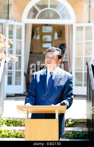 Salisbury, Wiltshire, Regno Unito. 10 Luglio, 2014. Ambasciatore cinese Liu Xiaoming parla di onorato gli ospiti come egli proclama la manifestazione aperta. L'ambasciatore era a Arundells, casa dell ex primo ministro Rt Hon Sir Edward Heath per aprire una mostra fotografica intitolata Edward Heath, un pioniere della Cina Modern-Age-UK l'amicizia. Credito: John Rose Fotografia/Alamy Live News Foto Stock