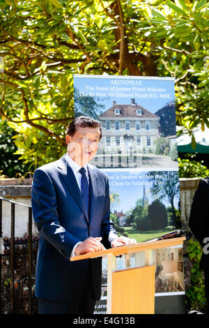 Salisbury, Wiltshire, Regno Unito. 10 Luglio, 2014. Ambasciatore cinese Liu Xiaoming parla di onorato gli ospiti come egli proclama la manifestazione aperta. L'ambasciatore era a Arundells, casa dell ex primo ministro Rt Hon Sir Edward Heath per aprire una mostra fotografica intitolata Edward Heath, un pioniere della Cina Modern-Age-UK l'amicizia. Credito: John Rose Fotografia/Alamy Live News Foto Stock