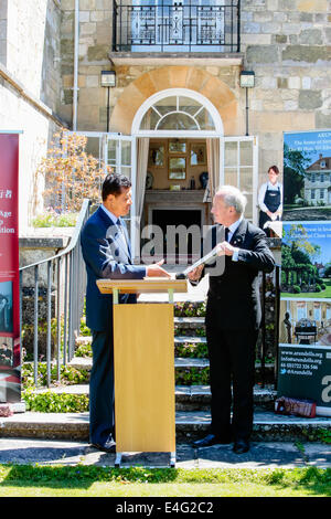 Salisbury, Wiltshire, Regno Unito. 10 Luglio, 2014. Ambasciatore cinese Liu Xiaoming presenta . L'ambasciatore era a Arundells, casa dell ex primo ministro Rt Hon Sir Edward Heath per aprire una mostra fotografica intitolata Edward Heath, un pioniere della Cina Modern-Age-UK l'amicizia. Credito: John Rose Fotografia/Alamy Live News Foto Stock