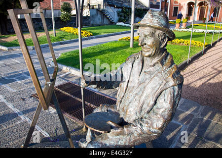 Architettura del lago d'Orta statua di artista a Orta San Giulio Piemonte Italia Foto Stock