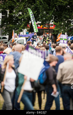 Brighton, Regno Unito. Il 10 luglio 2014. I lavoratori del settore pubblico a marzo il livello in Brighton per il decimo mese di luglio di scioperi nazionali, in cui essi sono affrontati dagli oratori tra cui Caroline Lucas, locale Partito Verde MP, che sorge nella solidarietà con riscontri e leader sindacali che protestavano per la fiera di retribuzione per i lavoratori del settore pubblico; "la loro lotta è la nostra lotta". Brighton, Inghilterra, UK Credit: Francesca Moore/Alamy Live News Foto Stock