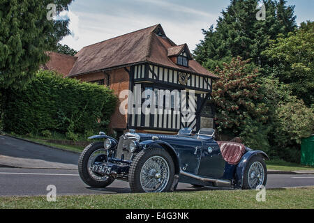 1934 Riley Ulster Imp sport auto parcheggiate accanto al villaggio verde in Tilford, Surrey, Farnham, Regno Unito. Foto Stock