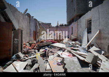 Khan Younis, Striscia di Gaza, Territori palestinesi. Il 10 luglio 2014. I resti della casa di Al Hag famiglia. Totale di 7 membri della famiglia di Al Hag famiglia è morto in un attentato IAF durante il funzionamento bordo protettivo di Israele. Credito: Marco Bottelli/Pacific Press/Alamy Live News Foto Stock