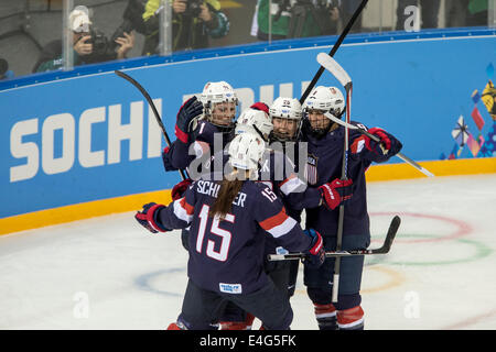 Hilary Knight (USA) festeggia con Alex Carpenter(USA) dopo il punteggio durante l'hockey su ghiaccio vs fin presso i Giochi Olimpici Invernali, Foto Stock