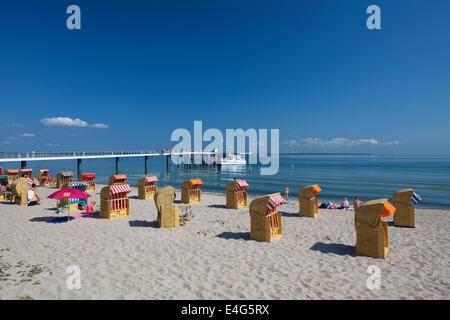 Coperto e sedie da spiaggia in vimini a Timmendorfer Strand / Timmendorf spiaggia lungo il Mar Baltico, Ostholstein, Germania Foto Stock