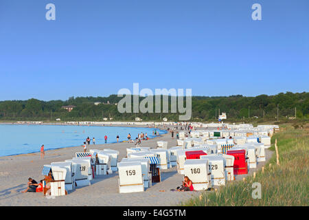 Coperto e sedie da spiaggia in vimini a Boltenhagen, località balneare lungo il Mar Baltico, Meclenburgo-Pomerania Occidentale, Germania Foto Stock