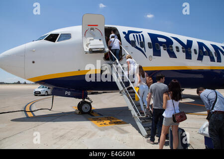 I passeggeri a bordo di un volo Ryanair presso l'aeroporto di Siviglia Foto Stock