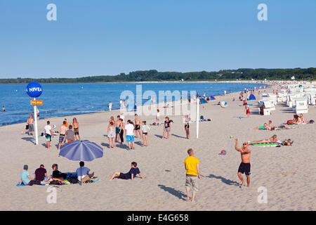 I ragazzi giocare a beach volley a Boltenhagen, località balneare lungo il Mar Baltico, Meclenburgo-Pomerania Occidentale, Germania Foto Stock