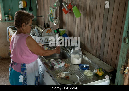 Donna locale al pollo, preparando il pranzo. Cahuita riserva naturale. Talamanca, Costa Rica. America centrale. Foto Stock