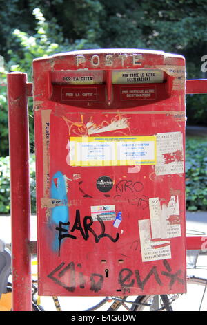 Milano, 9 Luglio 2014: una cassetta per la posta di utilizzare in Italia. Foto Stock