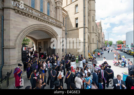 Manchester, Regno Unito. 10 Luglio, 2014. Studenti presso l Università di Manchester frequentare la loro cerimonia di laurea, insieme a guardare gli amici e la famiglia Credit: Campus scatti/Alamy Live News. (Solo uso editoriale) Foto Stock