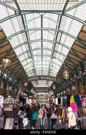 Il mercato delle mele in Covent Garden di Londra. Foto Stock