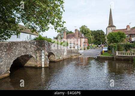 Il ponte medievale e il guado sul fiume Darent, Eynsford, Kent, England, Regno Unito, Europa Foto Stock
