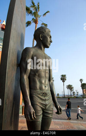 Surfer statua in Huntington Beach, California Foto Stock