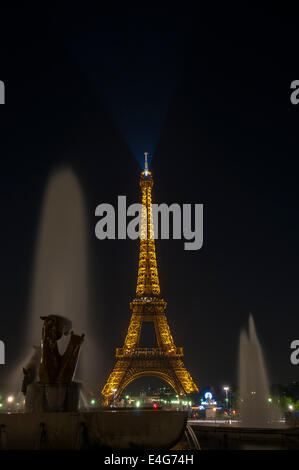 La Torre Eiffel e fontane di notte, Parigi, Francia Foto Stock