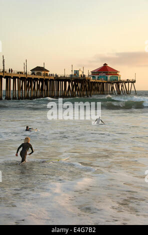 Surfisti a Huntington Beach Pier