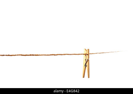 Clothespin in legno su uno stendibiancheria isolato su bianco Foto Stock