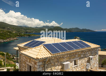 Pannelli solari sulla casa di Sivota, Grecia. Foto Stock