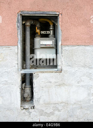 Tubazioni e misuratore di gas sulla parete della casa Foto Stock